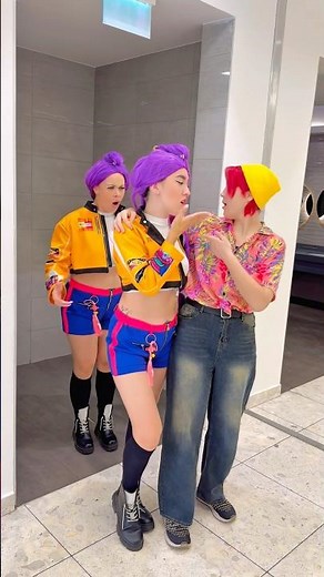 An awkward situation between twin sisters...😬🫣😨 #twins #pranks #kpopdemonhunters