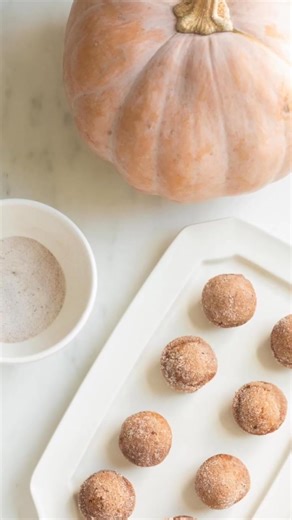 Find easy and amazing bread recipes, tips, variations and more! From sweet quick breads to savory garlic and cheese options, your cravings are covered in this collection. ⬇️ | Easy Recipes with Julie Blanner