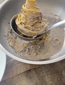 499K views · 6.3K reactions | WoW !!!  . 勞En ce moment c’est la meilleure période pour de la truffe noire du Périgord !!! . Et toi tu manges de la truffe avec qui ? . . . #pâtes #pates #truffenoire #gourmet #pates #lesgrandestablesdumonde #trufflepasta #truffe #truffle #gastronomie #cuisine #pastafresca #pasta #italianfood #chef #gastronomy | Simone Zanoni | Facebook