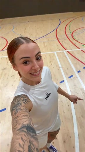 el que no baila no come bizcochoooo #piscina #fyp #basketball #basket #outfits | Ari Geli