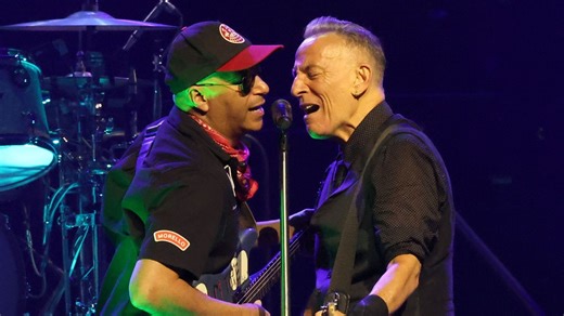 Bruce Springsteen lance sa tournée 'Land of Hope and Dreams' avec Tom Morello : un manifeste musical contre Trump - RTBF Actus