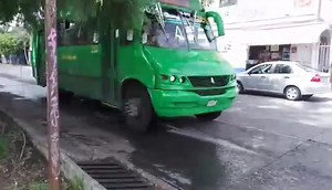 Acá en Guadalajara Jalisco es muy típico ver camiones antiguos modificados para hacerlos pasar por otros modelos o bien, hacerlos pasar por modelos recientes Algunas rutas del transporte optan por esto y se llegan a ver cosas bastante raras en las rutas. Video que amablemente nos comparte nuestro colega: Nezumi | AYCAMX - Autobuses y Camiones México