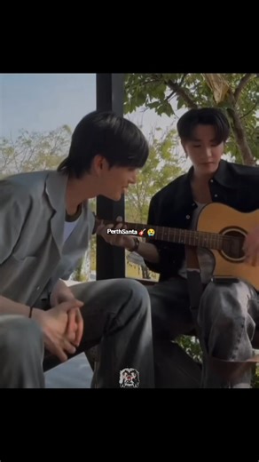 Aaaaah!! Dios ,amo a estos chicos con todo mi corazón 😭😭😭😭😭 Perth toca la 🎸 y Santa canta eso es tan lindo y tan de ellos ...😭😭😭😭 #perthsanta #เพิร์ธแซนต้า #perthsantaedit #Santapp #perthppe