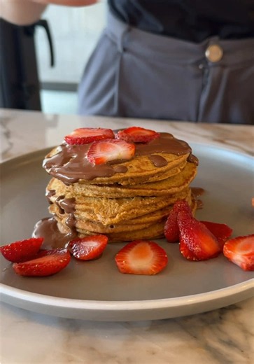 Panqueques de zanahoria con fudge de cocoa — desayuno barato y saludable