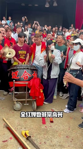 Quan Hongchan returned to her village for the annual festival, where a huge crowd gathered, with ...