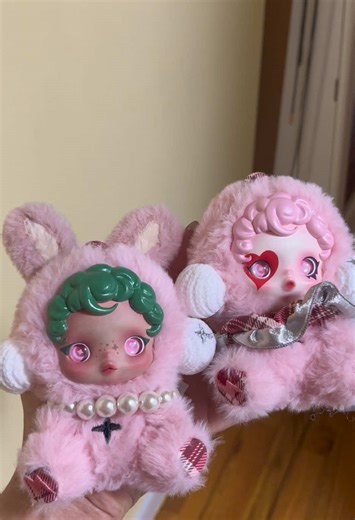 Repainting my Rhapsody dupe ! I’m so mad to get duplicates ugh but I saw @Alien Ana made many custom Skull Panda pendants so I thought let me try !! I used acrylic paint and Mr Super Clea. I know some people use acetone to remove the makeup but I was too scared to do that so I sanded instead with very fine sandpaper #popmart @POP MART US SHOP #popmartunboxing #blindbox #skullpanda #skullpandapopmart #skullpandawintersymphony #skullpandalimpressionnisme #labubu #crybaby