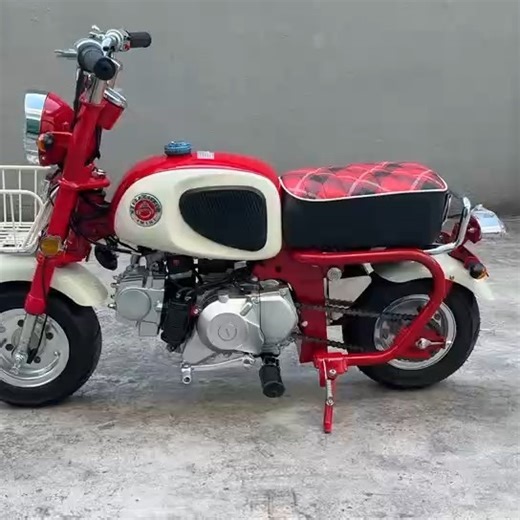 MINIMOTO ミニモト【公式】🇯🇵 on Instagram: "MINI Q｜近日入荷予定 クラシカルなデザインと、軽快な走行性能を融合した ミニバイク MINI Q がまもなく到着します。 🔧 特長 ・フロント：油圧サスペンション採用 ・リア：シンプルなリジッド構造 ・最大トルク 7.2N.m / 5000rpm ・扱いやすい 遠心4速クラッチ ・全長 1170mm／車体重量 約67kg ・トランポ積載にも最適なコンパクトボディ 街乗りからショートツーリングまで。 「気軽に走る楽しさ」を詰め込んだ一台です。 📦 お届けについて 車体は 木製化粧箱（補強金属入り） にてお届けします。 ※地域によっては営業所止めとなる場合がございます （詳細はご注文後にご案内いたします） #MINIQ #ミニバイク #クラシックバイク #4mini #原付 #リジッドフレーム #新型バイク #予約受付中 #限定モデル #バイクのある生活"