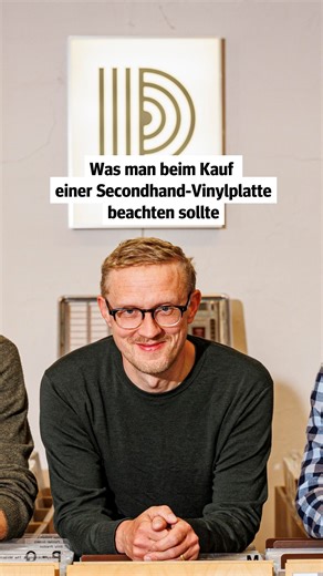 Es kratzt und schabt, dann findet die Nadel am Tonabnehmer die Rille – die Musik beginnt. Doch statt alten Chansons und Rocksongs ist im Hamburger Musikladen Plattenrille Indie und Alternative zu hören. Seit mehreren Jahren steigt der Umsatz an Schallplattenverkäufen in ganz Deutschland, und auch die Besitzer der Hamburger Institution spüren das. Warum die Platte so boomt, welche Musikrichtungen besonders gefragt sind und was die Besitzer an dem Trend kritisch sehen, lest ihr über den Link in de