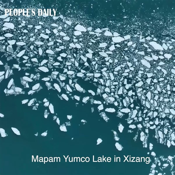 Get a bird's-eye view of the stunning icy landscapes at Mapam Yumco Lake in SW China's Xizang, located at an altitude of over 4,500 meters. | People's Daily, China