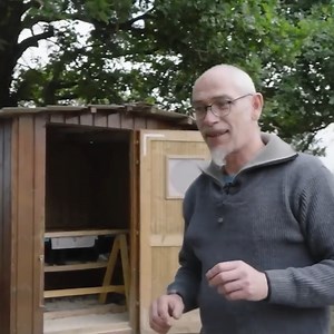 Partie 2: Pourquoi choisir un poulailler en cube et poux rouges. Hervé Husson, auteur et spécialiste passionné des poules, nous montre l'intérieur de son poulailler et explique ses choix pour en faciliter l'entretien et la lutte contre les poux rouges. #poulailler #poules #poux #rouges #Autonomie | L'ArchiPelle