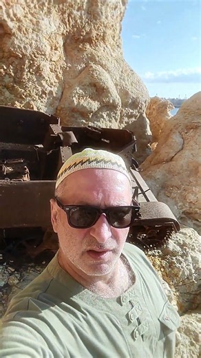 нашёл на берегу Красного моря израильский бронетранспортер Universal Carrier