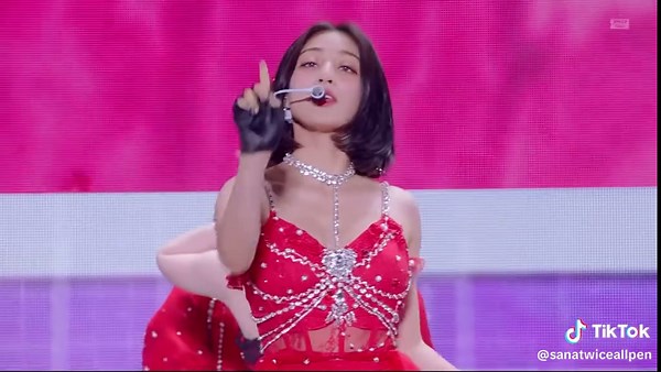 ラスサビのところでの演出含めて当時めっちゃ叫びたかったけど、拍手しかダメな時期やったから悔しい気持ちもあったLIVE それが TWICE 4TH WORLD TOUR 'III' IN JAPAN #TWICE #NAYEON #JEONGYEON #MOMO #SANA #JIHYO #MINA #DAHYON #CHAEYOUNG #TZUYU