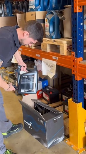 Grupo Peña Automoción on Instagram: "📦🚚 Un día en nuestra sucursal de Jaén Desde primera hora, el almacén en marcha. Pedidos preparados, rutas organizadas y un equipo que no para. Porque detrás de cada entrega hay logística, compromiso y personas que hacen que todo llegue a tiempo 🤝 👉 Lo que necesitas, rápido y cerca #GrupoPeña #GrupoPeñaJaen #RecambiosTaller #AlmacenRecambios #Tallermecanicojaen"