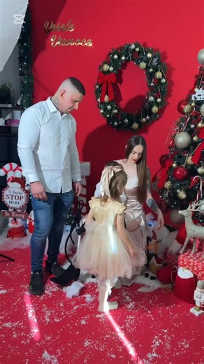 Krásne vianočné fotenie 🎄😍❤️ #vianocnefotenie#vianocnefotky#vianocnystromcek#cervena#cervenevianoce#vianocneozdoby#vianocnevideo#nitra#topolcany#mestotopolcany#fotenievtopolcanoch#fotografka#fotimvtopolcanoch | Makeup & Photo by Leona