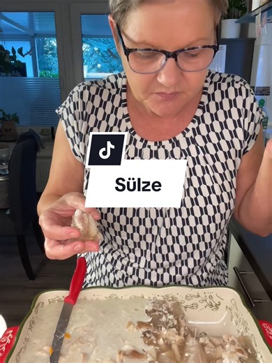 Rezept: Sülze👩‍🍳 Zutaten🐽 2 Schweinefüße, längs halbiert 2 Schweineohren 2 große Hähnchenkeulen (ca. 800–1.000 g) 2,5–3 Liter kaltes Wasser, sodass das Fleisch knapp bedeckt ist Gemüse und Gewürze 2 große Zwiebeln 2 Möhren 1 Stück Sellerie (ca. 100 g) 2 Knoblauchzehen 3 Lorbeerblätter 10 schwarze Pfefferkörner 1–1½ EL Salz, später abschmecken Zubereitung 1. Schweinefüße und Ohren vorbereiten Schweinefüße und Ohren gründlich waschen. Eventuelle Borsten entfernen. Anschließend 5 Minuten in Wass