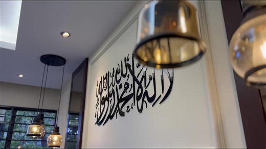 Rumah kosong sebenarnya tak perlukan reno besar pun. Kadang cukup dengan wainscoting untuk naikkan rasa kemas & eksklusif. Tambah khat (tulisan), terus ada jiwa & identiti rumah. Bukan sekadar cantik, tapi buat rumah rasa hidup, tenang & ada cerita. Nak rumah nampak mahal,tak semestinya mahal.Kalau macam ni nak buat untuk raya pun cantik jugak kan ? 😊✅