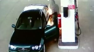 Arde, uite cum arde. Un barbat a uitat de regula nr. 1 intr-o benzinarie: nu-ti apinde tigara. VIDEO - Știrile ProTV