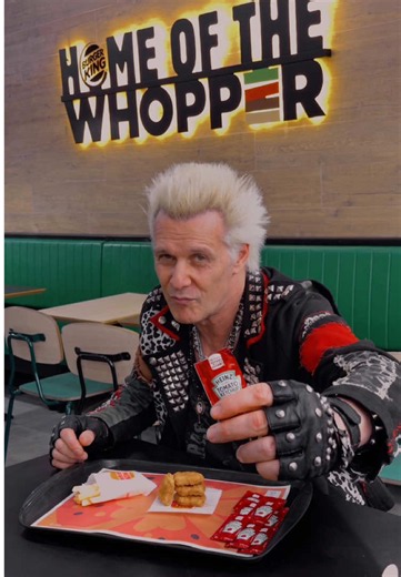 Décadas fazendo história com esse Crazy Hair e agora ele finalmente vai me render um mimo no BK, C’MON KIDS!!! 🤘 Nos dias 8 e 9 de outubro, BK e Heinz celebram o Dia do Cabelo Maluco! Se você chegar no Balcão ou BK Drive de um restaurante participante com Cabelo Maluco, pode escolher na faixa: 🍟 1 Batata Frita Pequena 🍦 1 Casquinha 🍗 4 BK Chicken Então já sabe, papito: prepara o cabelo e escolhe seu mimo, e não esquece o sachê de Ketchup Heinz 😎 Campanha promocional registrada na Secretaria
