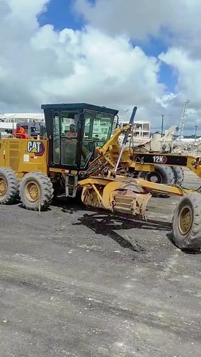 Discover the Precision of the Cat 140 Road Grader