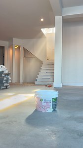 3 reasons why an adhesive is used ⬇️ We applied BONA Quantum R851 using a notched trowel during this installation with Starr Homes in Olathe, Kansas. This is a silane-based, adaptable wood floor adhesive with outstanding green-grab and easy application that doesn’t cause fatigue. Using an adhesive on the subfloor when installing hardwood flooring is essential for ensuring a long-lasting, stable, and visually flawless result. Here are 3 reasons why an adhesive is used during hardwood floor instal