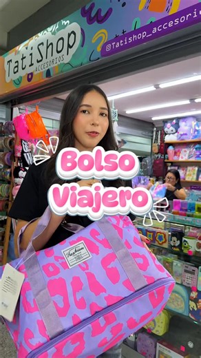 𝙏𝘼𝙏𝙄 𝙎𝙃𝙊𝙋 𝘼𝘾𝘾𝙀𝙎𝙊𝙍𝙄𝙊𝙎 💞🍃🌿 on Instagram: "¡VIAJA CON ESTILO, VIAJA CON TATISHOP! ✈️ Nuestros bolsos viajeros están DEMASIADO bellos 😍 Súper prácticos, espaciosos y con un diseño súper top que te hace ver elegante hasta en el aeropuerto. Perfectos para: 💼 Viajes express 🏖️ Escapadas de fin de semana 🏋️‍♀️ Gym 🎒 Uso diario Son cómodos, resistentes y lo mejor… ¡están hermosos! 💖 📍Visítanos en nuestros puntos de venta: • C.C Plaza, Av. Urdaneta Local #4 • C.C Alay, Av. Urda