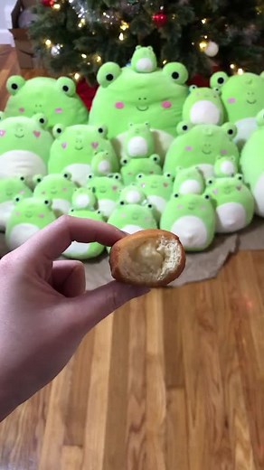 Feeding Squishmallow Frog - Squishmallows Squad Fun