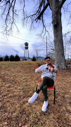 Fiddlin’ in the yard #folkmusic #fiddler #appalachia #oldtimer #wnc