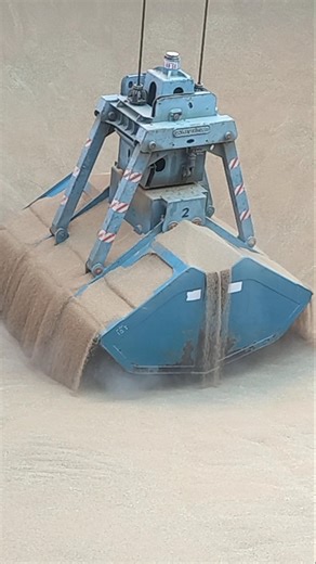 Process unloading wheat by grab