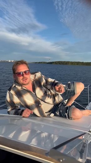 Porin Venetsialaiset on Instagram: "💥 JONNE AARON 💥 Perjantaina 29.8.2025 Porin Venetsialaiset Suomen soitetuimpiin artisteihin lukeutuva Jonne Aaron on tamperelainen laulaja-lauluntekijä, joka on uransa aikana hurmannut niin valovoimaisella karismallaan kuin koko kansan hiteiksi nousseilla kappaleillaan. Kansainvälistä uraa tehneen Negative-yhtyeen solistina tähdeksi kasvanut Jonne siirtyi soolouralle vuonna 2013. Nykyään hänet tunnetaan maamme eturivin sooloartistina ja tulkitsijana, joka on