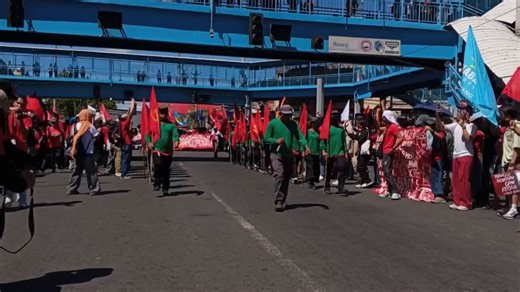 fucking love southern tagalog, unapologetic in its militancy,, what do you mean THE cpp marched on calamba crossing unmasked in uniform and with hamsick banners first the KM banner, now the hansick flag… oh do i miss my first home in the movement