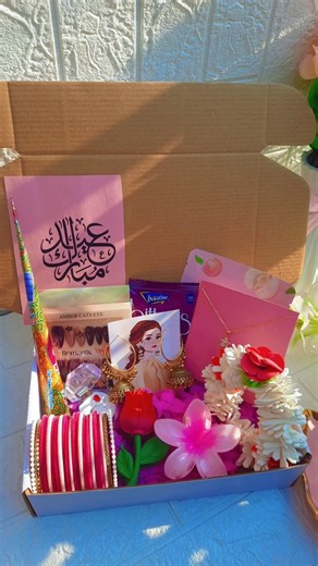 claw clips | Handmade bowclip | scrunchie | bracelet on Instagram: "Eidi box in just Rs.1700 Box include 12 premium items 1.5 dozen bangles with 2 pearl kara 1 premium bali jhumkaa 1 premium tulip flower claw 1 Lotus Flower Clawclip 1 ring with box (china gold) 1 premium pendant (china gold) 1 cateye nail set 1 sheet mask 1 mendhi 1 gajra 1 chocolate 1 eid card Colours can be customised according to your choice Affordable eidi box, gift box, eid bundle, eid gift, eid box, eid collection, giftide