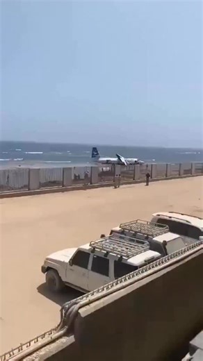 Phileleftheros | Philenews on Instagram: "🛩️ Στιγμές αγωνίας εκτυλίχθηκαν στο Μογκαντίσου της Σομαλίας, όταν επιβατικό αεροσκάφος κατέληξε στα ρηχά νερά του Ινδικού Ωκεανού έπειτα από αναγκαστική προσγείωση. Ευτυχώς και οι 50 επιβάτες καθώς και τα πέντε μέλη του πληρώματος του αεροσκάφους τύπου Fokker 50 της εταιρείας Starsky είναι σώοι, χωρίς να έχουν αναφερθεί σοβαροί τραυματισμοί. Βίντεο και φωτογραφίες που αναρτήθηκαν στα Μέσα Κοινωνικής Δικτύωσης δείχνουν το αεροσκάφος με εμφανείς ζημιές, 