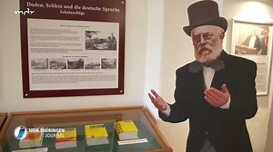 4.1K views · 20 reactions | Sprache verändert sich. Das merkt man nicht nur am "Gendern", sondern sieht es auch in den verschiedenen Ausgaben des "Duden". Im Jahr 1872 veröffentlichte der Schleizer Lehrer Konrad Duden die erste Version. An ihn erinnert ein Museum. | MDR Thüringen | Facebook