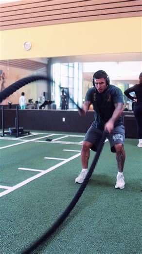 Get Out Of Your Comfort Zone Conditioning Circuit 🔘Battle Ropes- 30 sec 🔘Burpees- 15 🔘Kettlebell Goblet Squats- 20 🔘Box Jumps- 12 Fitness doesn’t have to feel like a grind. Small changes lead to big results. Dm the word “NOW” if you’re ready to make these changes today!