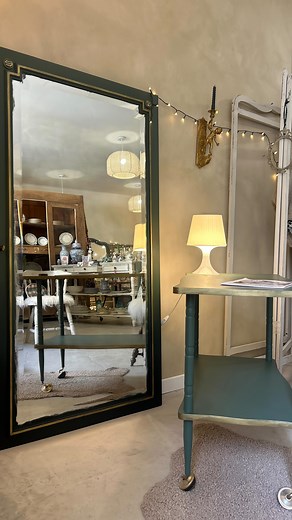 🍀 L’effet Tie and Die 🍀 Bon c’est peut être pas pour les débutants, avant de vous lancer dans votre premier tie and die, je vous conseille de peindre de manière plus classique pour bien appréhender les chalk paint 🎨 Ensuite … lancez vous ! J’espère que cette petite vidéo vous permettra d’avoir une vision globale de la technique ! J’ai exécuté cette technique à deux reprises pour avoir un noir bien profond à la base, Franchement, je suis super fan du résultat ! Il manquera plus qu’à bien netto