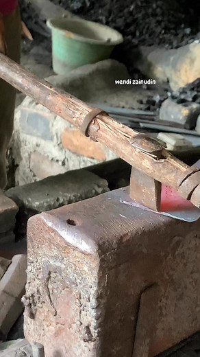 interesting process, making one of the kitchen utensils, traditional blacksmith #blacksmith #CulturalHeritage #senikerajinan #kerajinantangan #pandaibesitradisional #metalworking #ironwork #MetalArt #blacksmithing #anvil #traditional | Wendi Zainudin