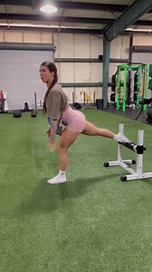 Changing your stance and torso angle can place more or less of an emphasis on certain muscle groups. It’s important to note that all stances will work the same major muscle groups. Try these variations to tailor your workouts for your precise goals. #squat #squatstance #toes #hips #gymhack #bulgariansplitsquat #lunge #fitgirl #glutes #glutesworkout #legs #fitnessmodel #girlswholift #fitness #bodybuilding #fitnesstips #powerlifting #strength #workout #fitnessmotivation #core #quads #fitgirl #hams
