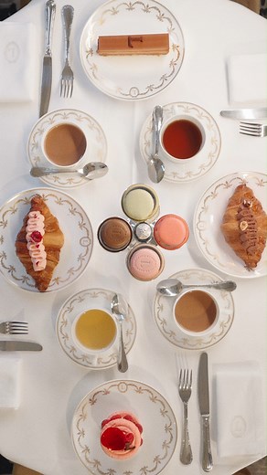 À la découverte du savoir-faire de la Maison Ladurée ✨ Emblème de Paris et de son art de vivre, la Maison Ladurée a traversé les époques sans jamais perdre ce qui la rend unique : un savoir-faire exceptionnel et un clin d’œil permanent à l’époque. Depuis plus de 160 ans, Ladurée fait rayonner la haute pâtisserie française avec goût et audace. ______________ An insight into the expertise of Maison Ladurée ✨ An emblem of Paris and its lifestyle, Ladurée has stood the test of time without ever losi