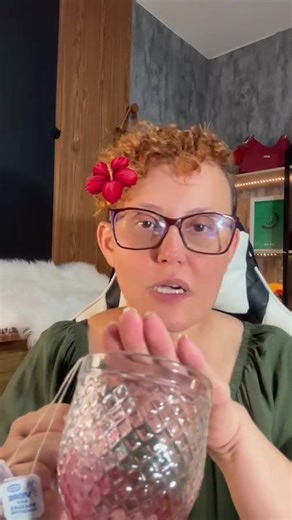 Cursos de Confecção de Bolsas | Glayce Marrenta on Instagram: "MARRENTA FLIX | AULA 1 Hoje começa oficialmente a Marrenta Flix, uma sequência de 10 aulas pensadas para artesãs que querem vender com mais clareza, constância e estratégia, sem complicação e sem fórmulas mágicas. Nesta primeira aula, eu falo sobre o erro mais comum das artesãs: acreditar que um produto bonito se vende sozinho. Aqui você vai entender por que técnica é fundamental, mas não sustenta vendas sozinha, e como a falta de es