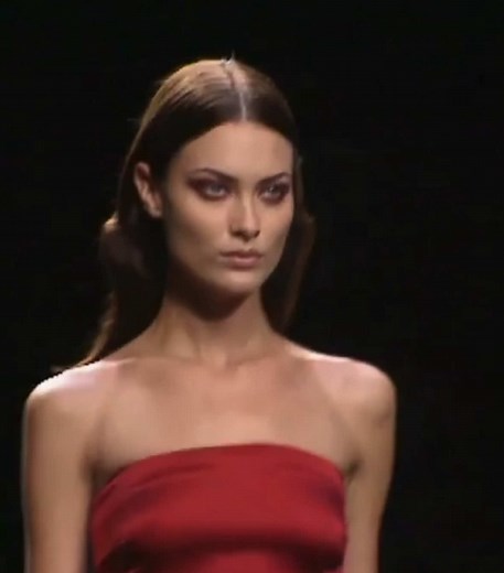 Discover the Iconic Shalom Harlow and 90s Fashion