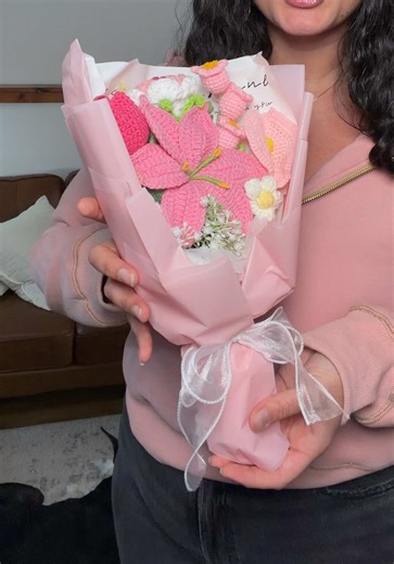 Easy and affordable Valentine’s Day Gift 🥹💝 #crochetflowerbouquet #crochetflowers #valentinesdaygift #valentinesday