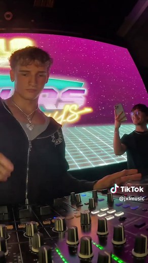 Creative DJ Transition Techniques Explained