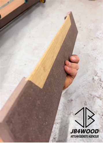 Un design sobre, mais qui fait toute la différence. J’ai travaillé ce devant de tiroir avec un insert en bois contrasté pour intégrer la poignée directement dans la façade. Une finition aussi pratique qu’élégante. 📞 06 59 17 76 98 📨 jeremy@jb4wood.com 💻 http://jb4wood.com/ #JB4WOOD #ebeniste #menuisier #artisan #tiroir