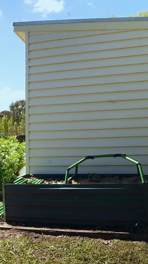 The perfect frame for most garden beds 🙌 Grow tomatoes, peas, beans, cucumbers up and over the climbing net that comes with the frame. Strong and long lasting, easily build a frame to fit your gardening needs! | Flexi Garden Frames NZ