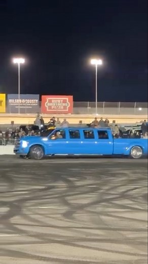 Crazy 8 door dually truck does donuts for fun 🤯 #dually #LiftedTrucks #fblifestyle #burnouts #bigtrucks | Drive 615