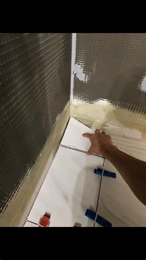 Installing correctly a bigger tile on a shower floor #bathroom | Eber O Guevara