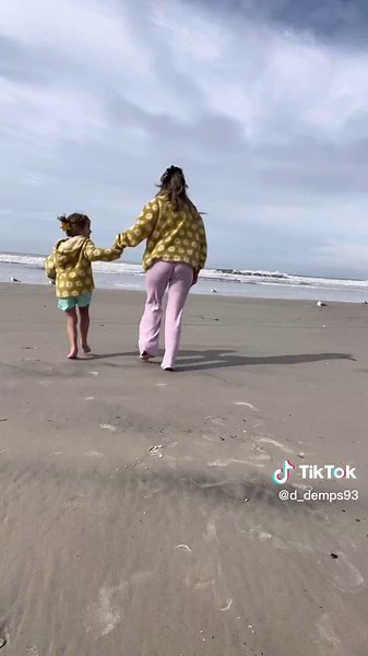 Lily saw a palm tree with lights on it and question it 👀😂 #christmasvaca