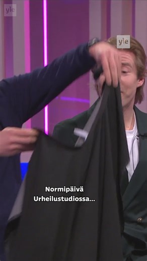 Parturi Riku Salminen antoi Janne Ukonmaanaholle uuden hiustyylin suorassa lähetyksessä.