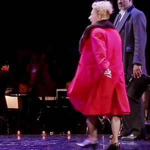 Inédite en France, la comédie musicale Gypsy mise en scène par Laurent Pelly sera présentée sur la grande scène de la Philharmonie de Paris en avril prochain, avec Natalie Dessay. Inspirée des mémoires de Gypsy Rose Lee, célèbre stripteaseuse des années 1930, elle raconte le destin tragique d’une mère, consumée par son obsession de la célébrité, au point de propulser ses deux filles sous les projecteurs. 🌟 📆 16, 17, 18 et 19 avril 2025 Coproduction Opéra national de Lorraine, Théâtres de la Vi