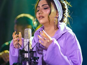 Title: Satru 2 Lyrics & song writer: Denny Caknan Music arr: Mufly Key Mixing: Mufly Key Mastering: Mufly Key Location: One Nada Studios Lighting: Tara Lighting Videographer & editor: Fotosintesis Image Cinema ♪ Lyrics Syahiba Saufa - Satru 2 Nek kangen ngomong kangen Ra sah tukaran wae Mbok dieman-eman hubungane Wes tak pupuk winihe katresnanku Kanggo awakmu Dungoku tukul lemu urip ayem Kanggo senengmu Aku percoyo winih tresnamu Nandes mancep ing atiku Opo kurang leh ku ngerteni karepmu Aku yo 